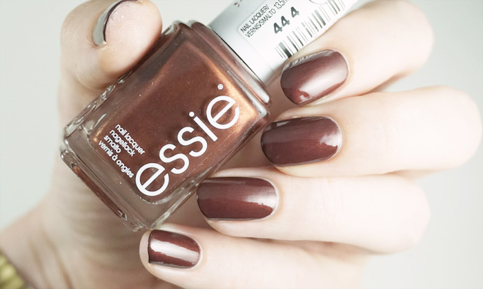 swatch of essie ready to boa