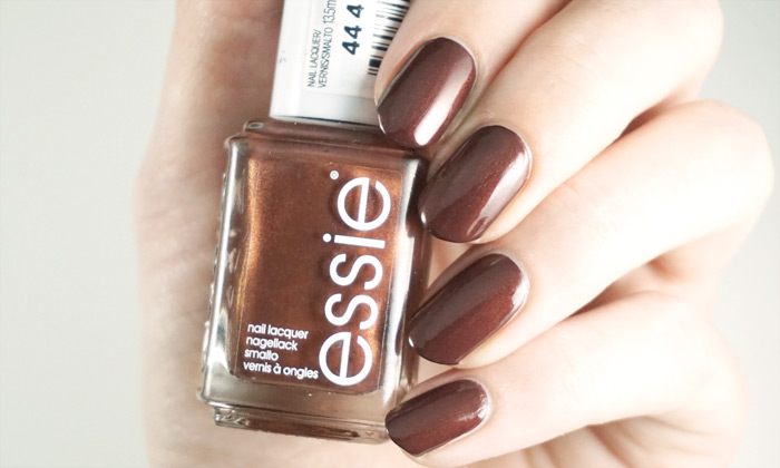 swatch of essie ready to boa