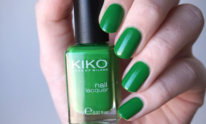 swatch of kiko 391 grass green in artificial lighting