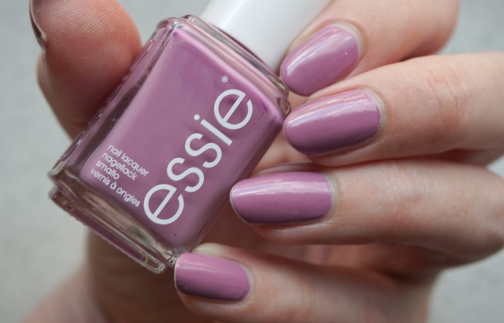 Essie you Nails - (Sunny Noae Suits - summer 2020) Business swell