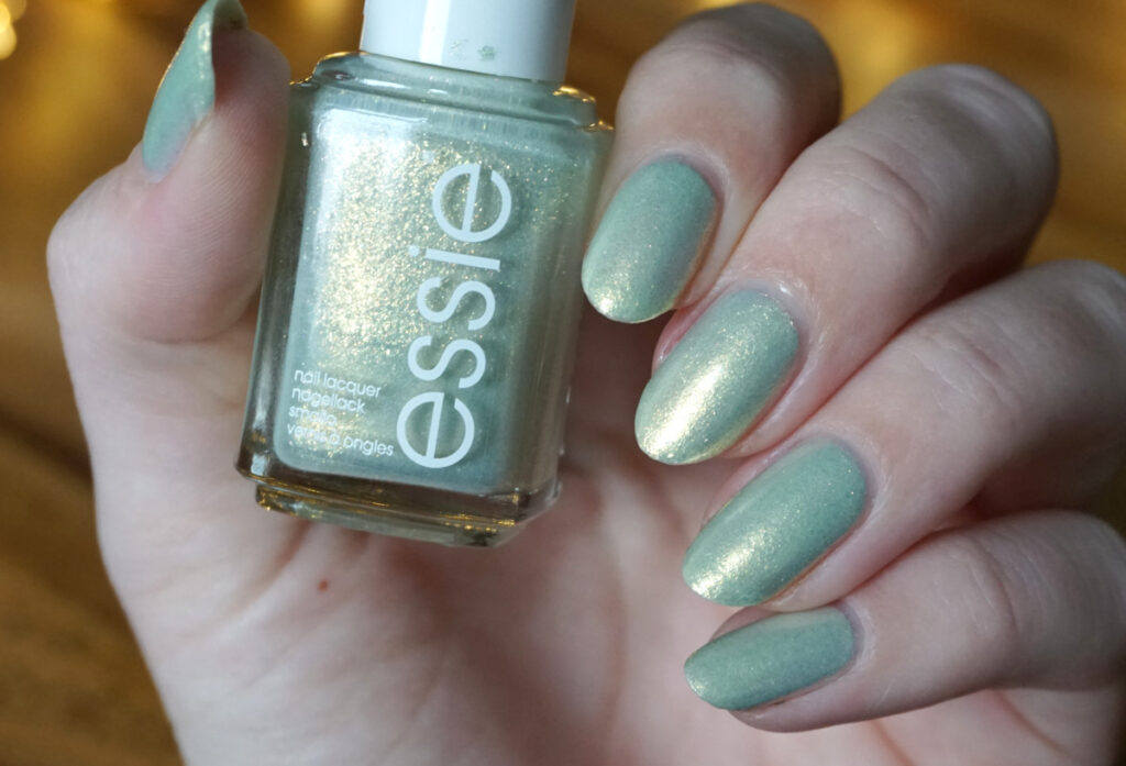 Essie peppermint condition from Essie holiday 2020 collection.