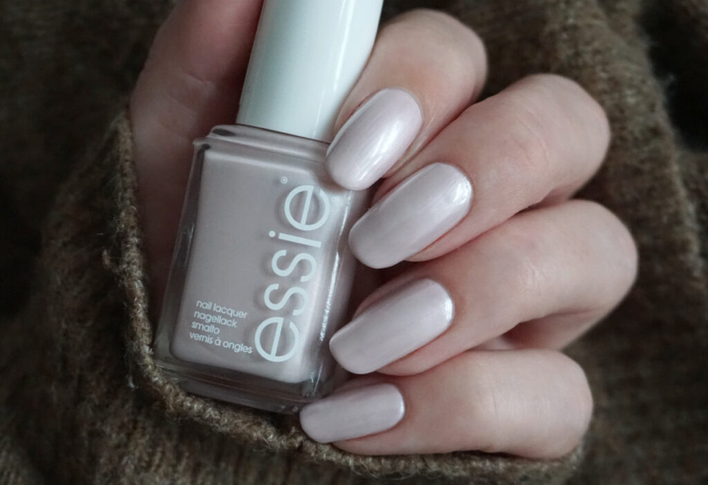 the - Nails for (Not red-y bed) Essie Pillow talk talk Noae