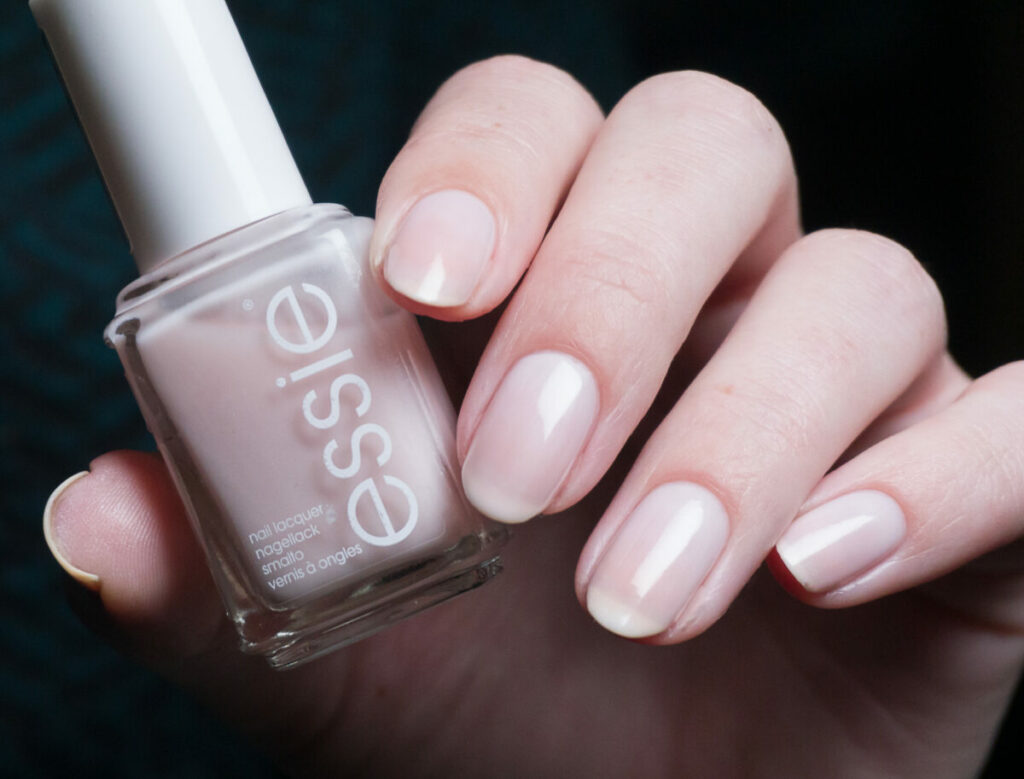 Nails - sheer comparison Essie shimmer Noae